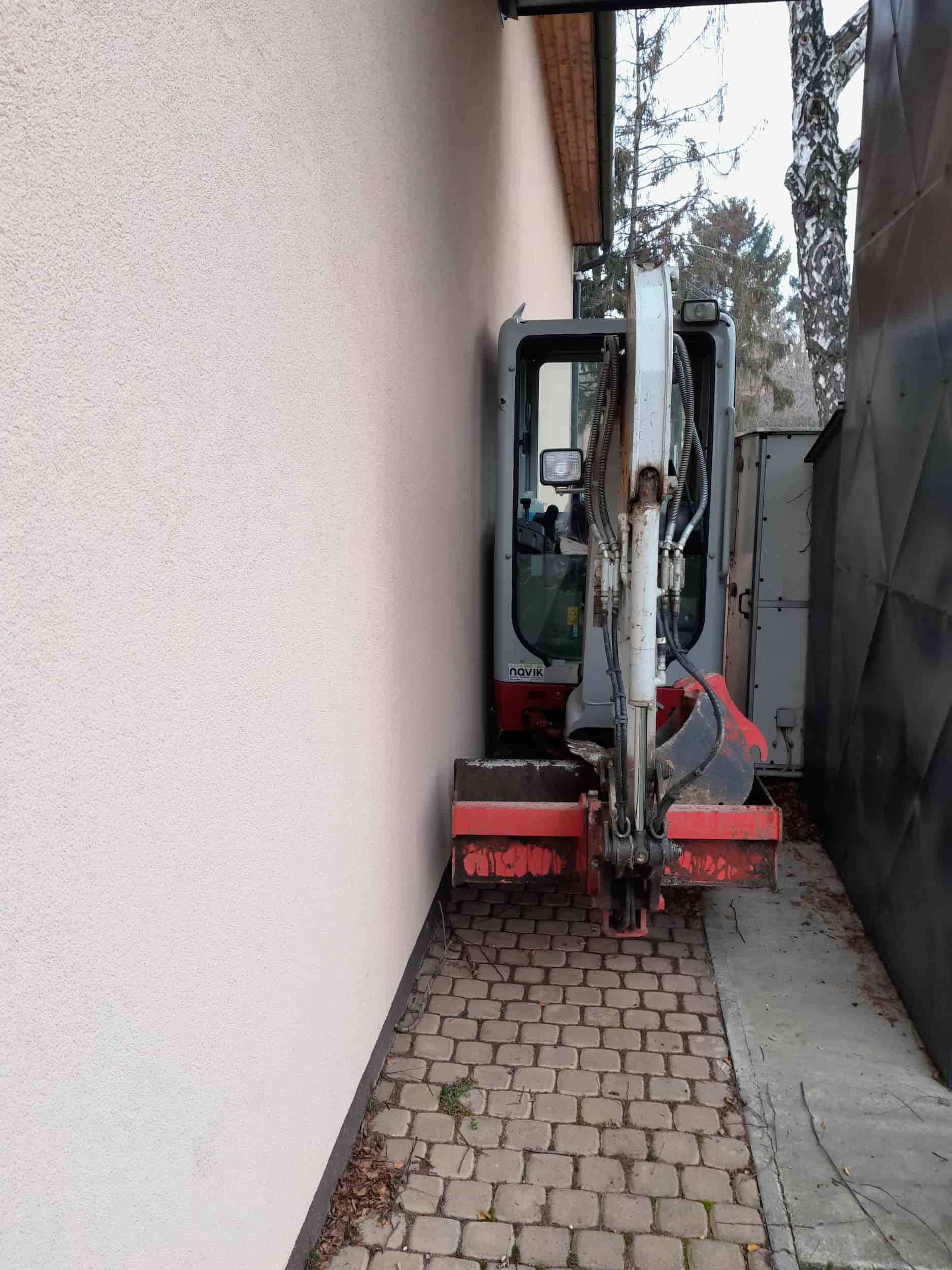 2 tonnás minikotró szűk helyeken végzett földmunkához